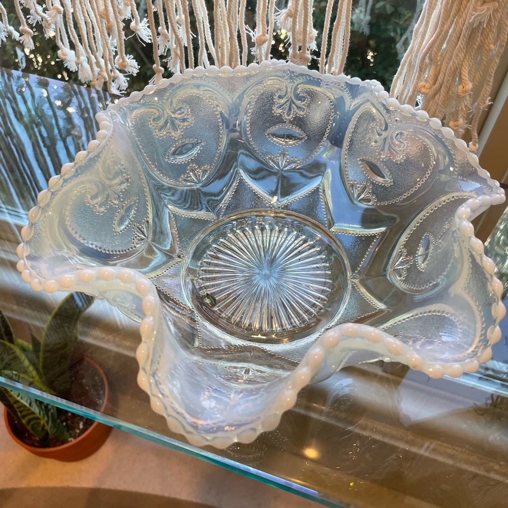 Vintage ruffled glass bowl